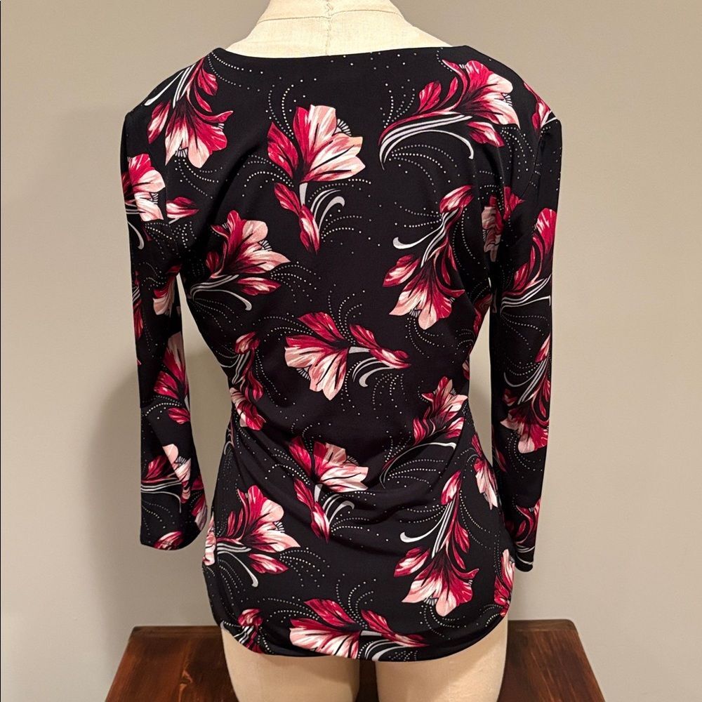White House Black Market Floral Surplice V-Neck Top Size S - Picture 5 of 11